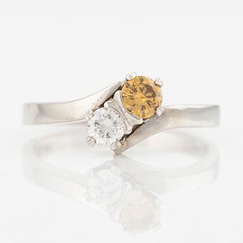 Ring, 18K vitguld med två briljantslipade diamanter.