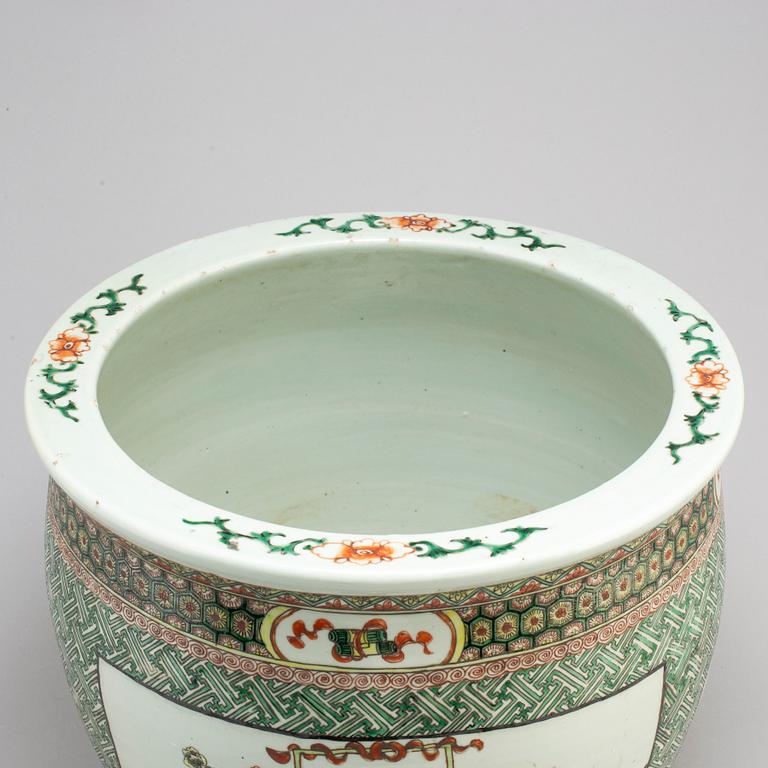 A large famille verte basin, Qing dynasty, circa 1900s.