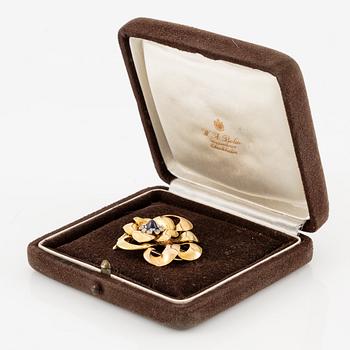 A W.A. Bolin brooch 18K gold with a cabochon-cut sapphire and rose-cut diamonds, Stockholm 1942.