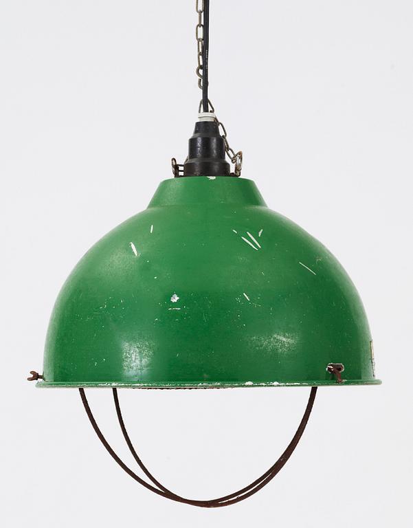 INDUSTRILAMPOR, ett par, 1900-talets andra hälft. H ca 35.