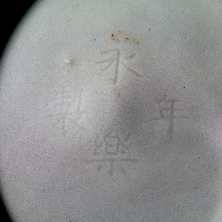 A pair of famille verte bowls, Qing dynasty, Kangxi (1662-1722), with Yongle four characters mark.