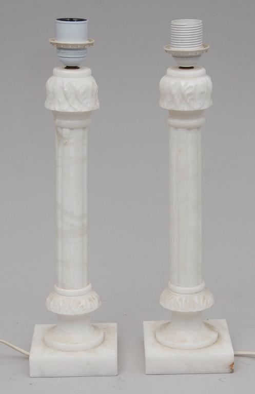 BORDSARMATURER, ett par. Alabaster.