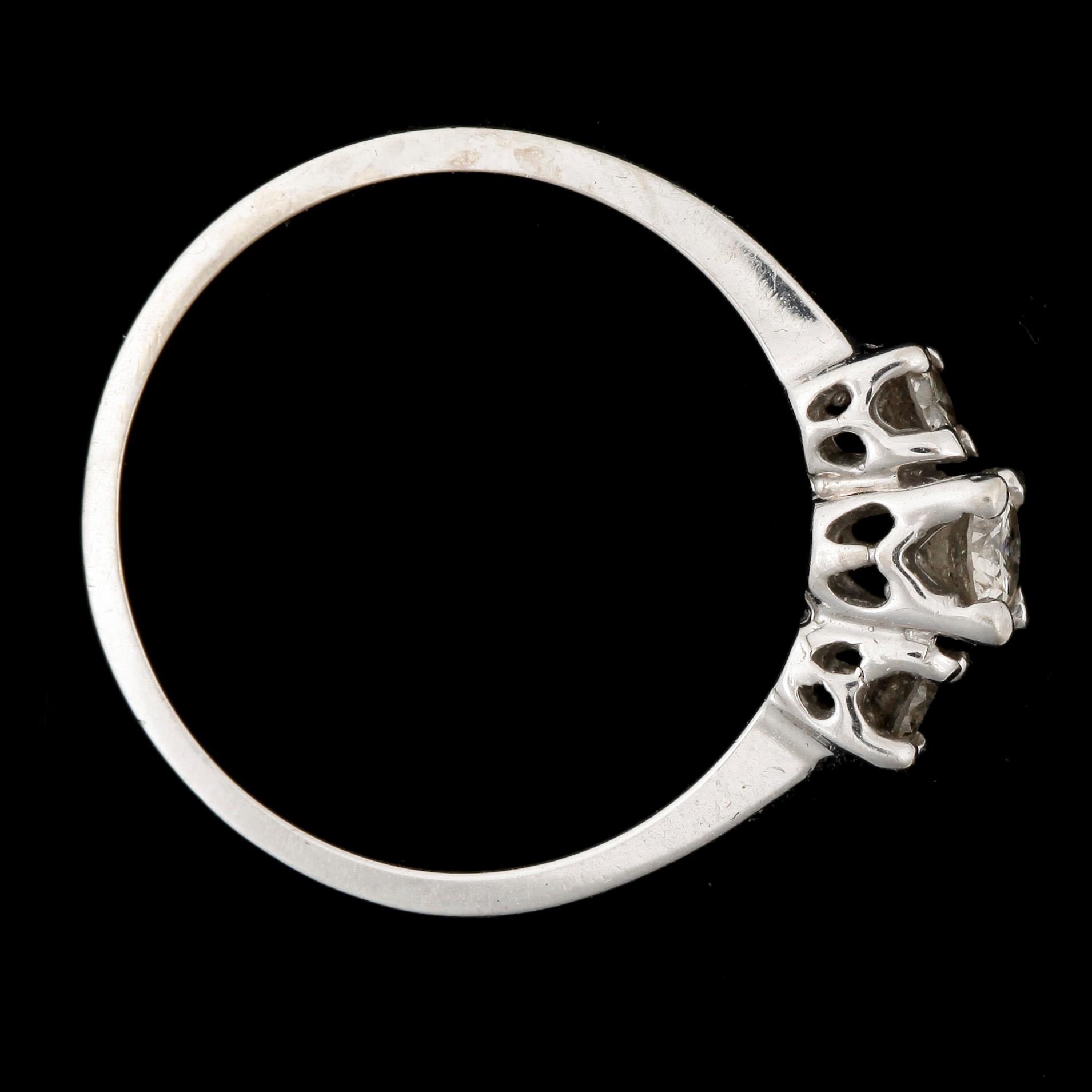 RING, vitguld, 3 briljantslipade diamanter total ca 0,2 ct. Vikt ca 1,8 gram.