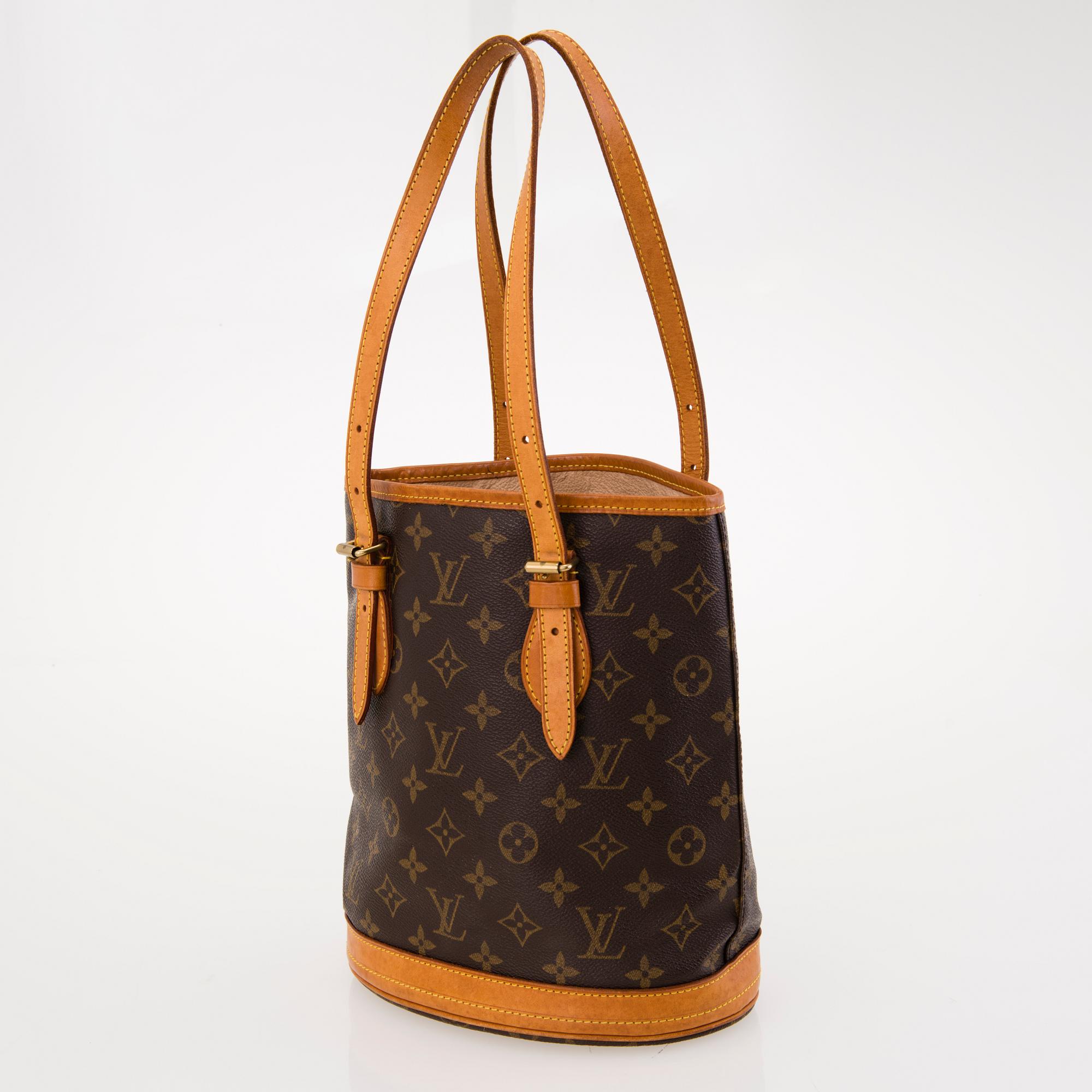 LOUIS VUITTON MONOGRAM PETIT BUCKET BAG.