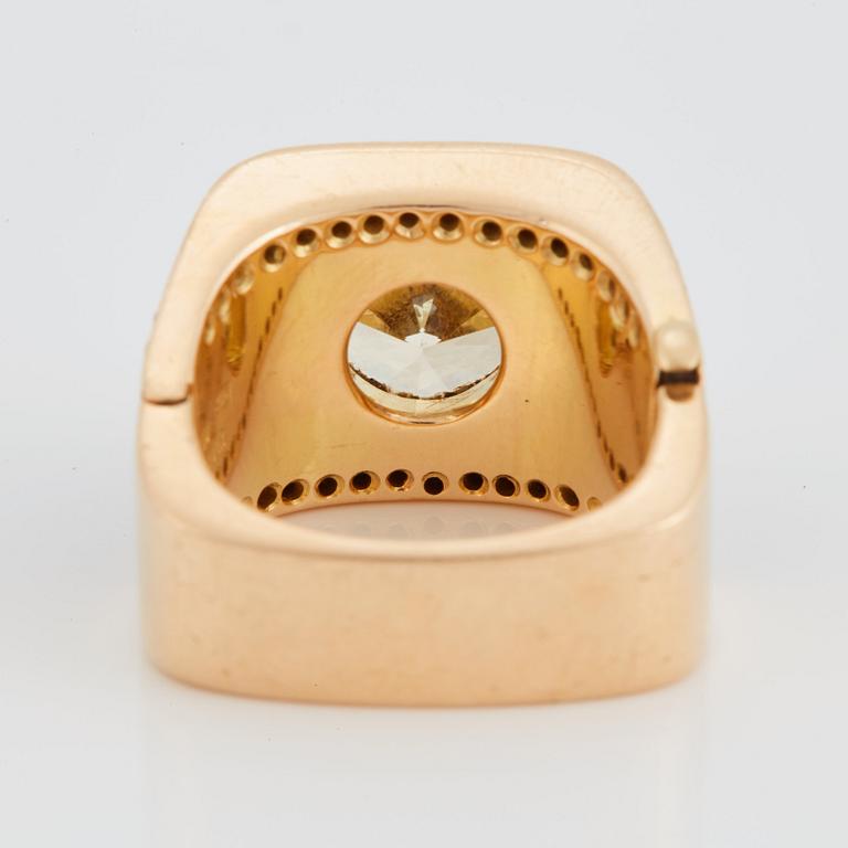 A Paul Binder ring with a modified radiant-cut diamond ca 7 cts quality ca Light Yellow vvs-vs.