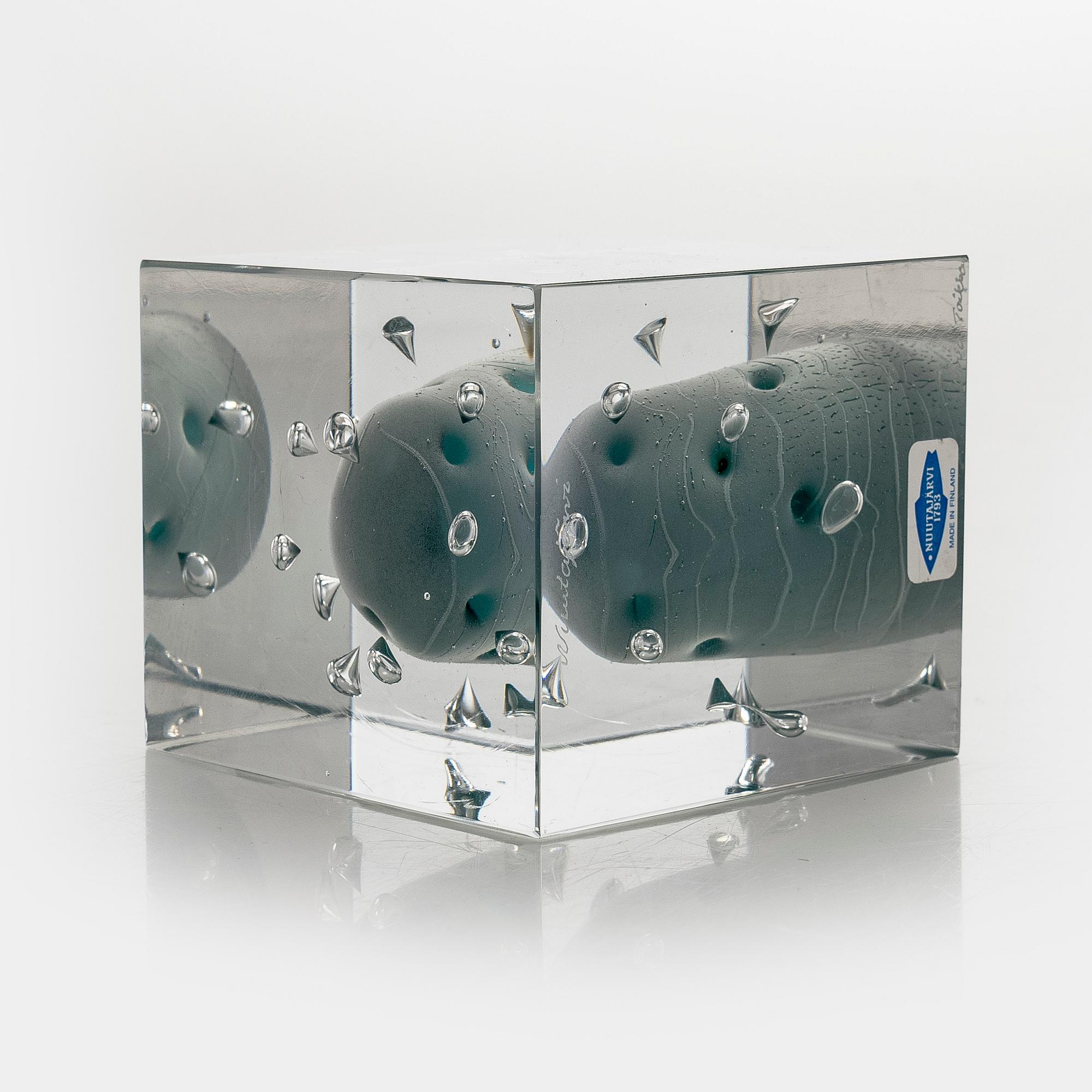 Oiva Toikka, a glass cube, signed Oiva Toikka, Nuutajärvi 293.