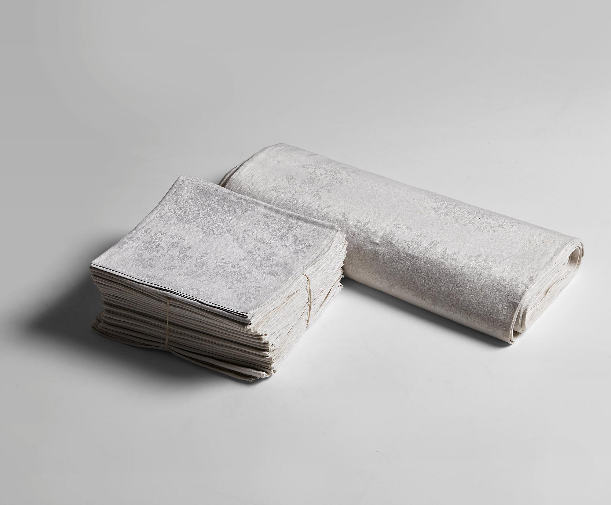 A TABLE CLOTH AND NAPKINS, 24 pieces, linen damask, the table cloth is dated 1827, ca 560-567 x 207,5 cm, Sweden 1827.