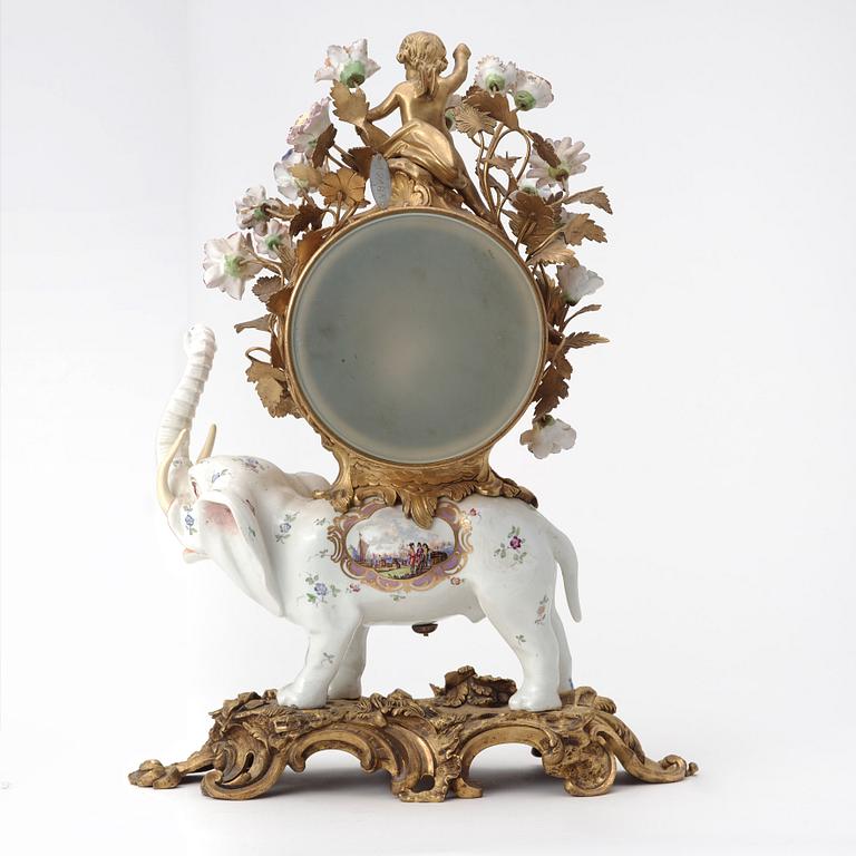 BORDSPENDYL. Troligen Frankrike, Samson, sent 1800-tal.