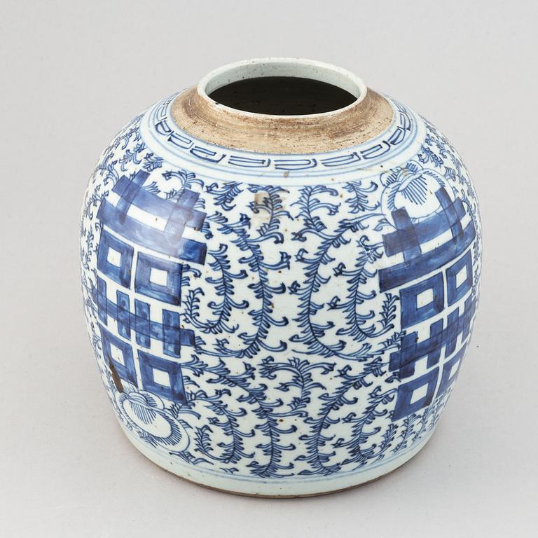 A blue and white jar, Qing dynasty, 19th Century.