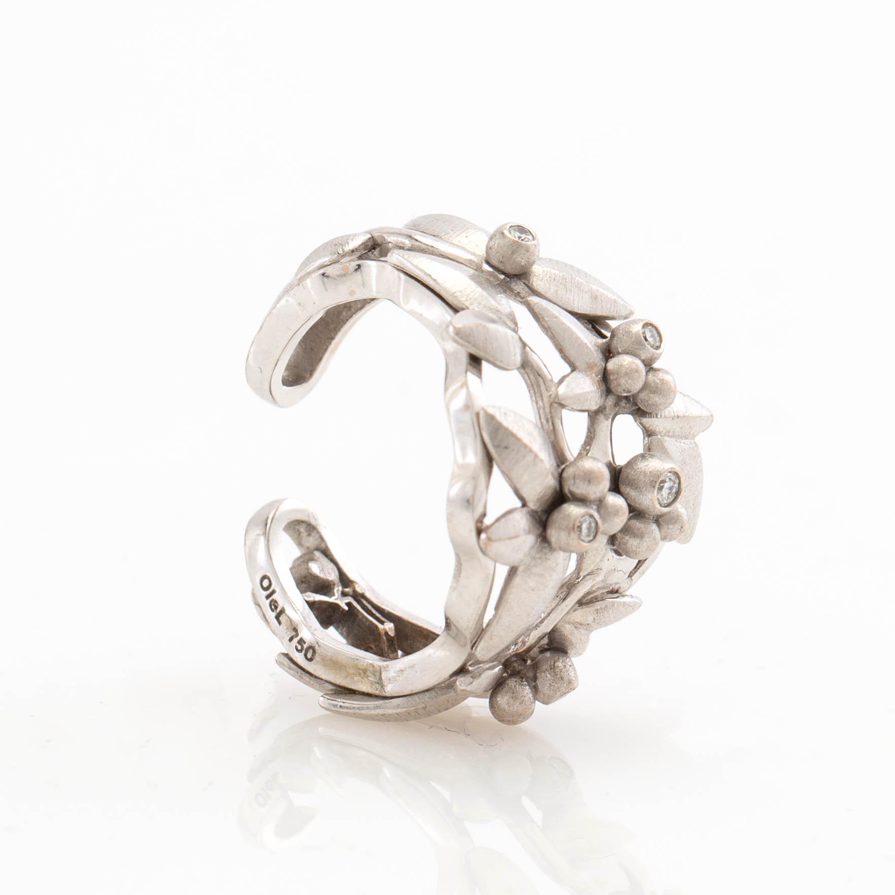 Ole Lynggaard, ring, "Spring", 18K vitguld med runda briljantslipade diamanter.