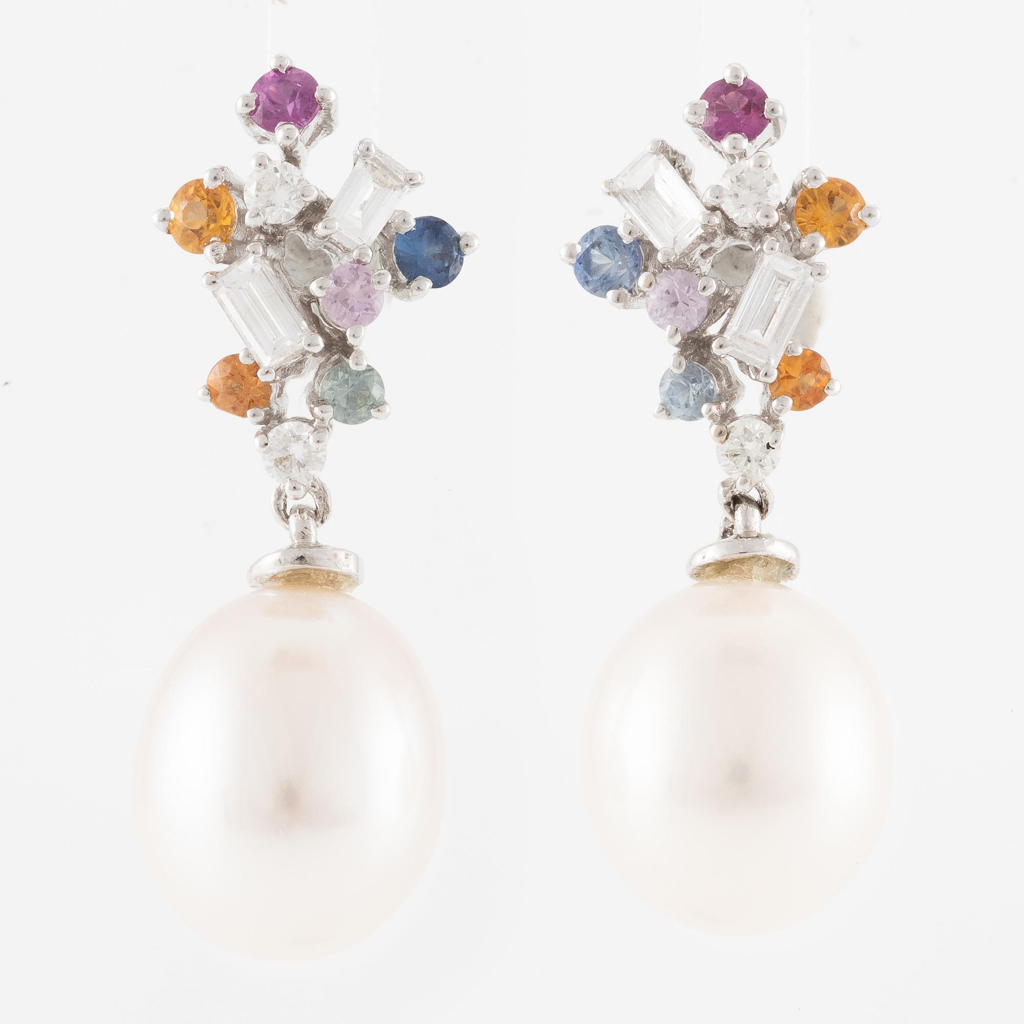 Örhängen, ett par, 18K vitguld med odlade sötvattenspärlor, flerfärgade safirer och diamanter.