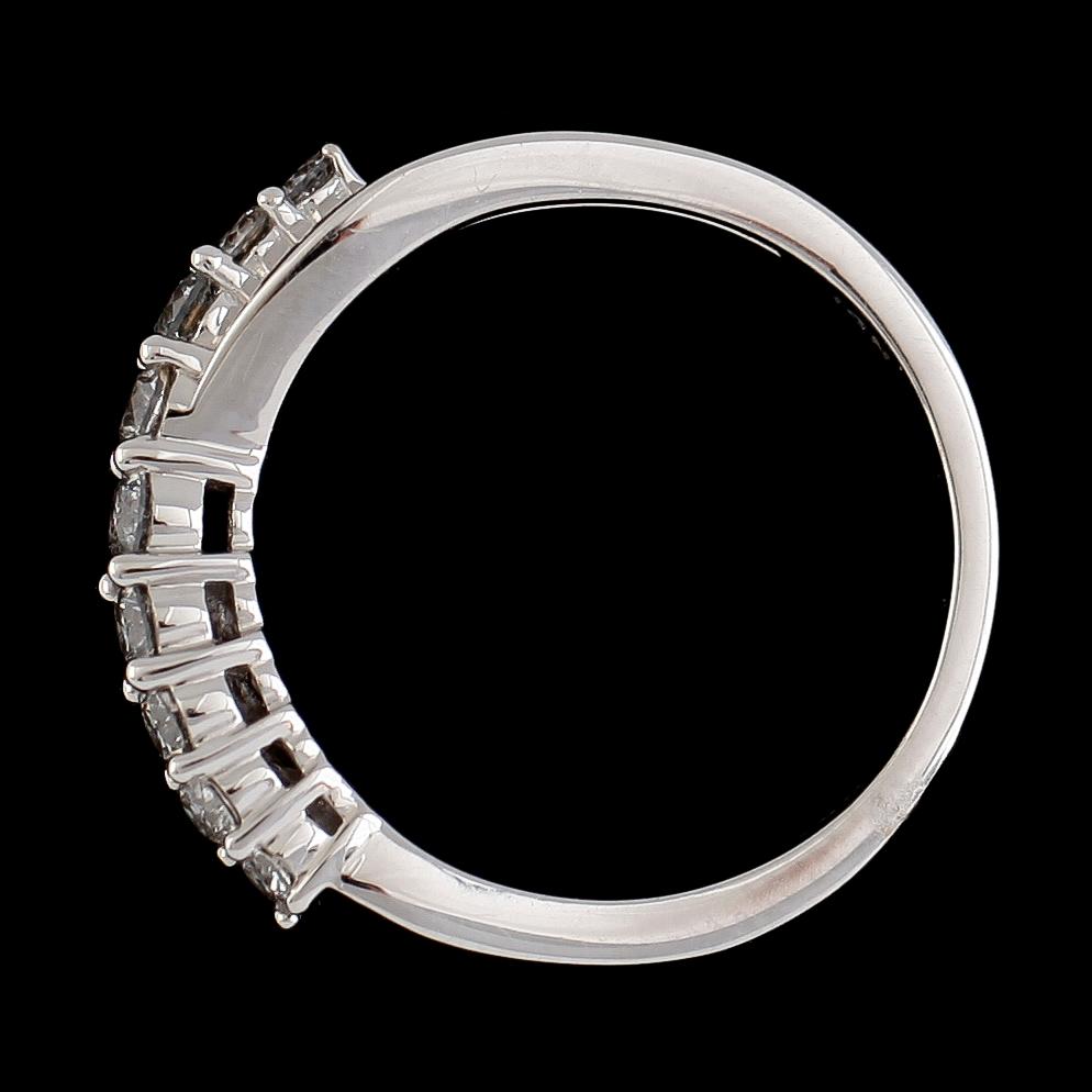 RING, 14K vitguld, briljantslipade diamanter tot ca 0.50 ct. Vikt ca 3 g.