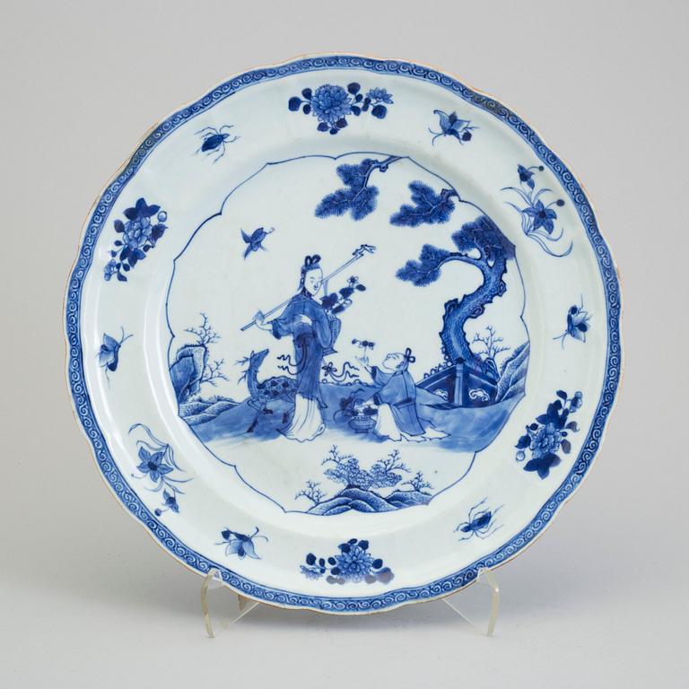 A blue and white export porcelain figural dish, Qing dynasty, Qianlong (1736-95).