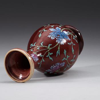 A 'sang de boef' glazed vase, late Qing dynasty (1644-1912).