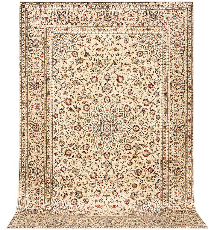A Kashan carpet, c. 300 x 198 cm.