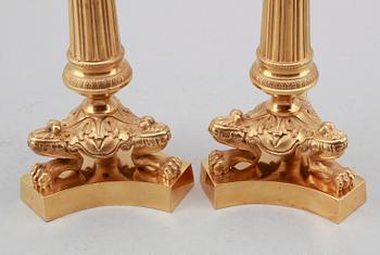 LJUSSTAKAR, 1 par. förgylld brons, senempire, 1800-talets första hälft.