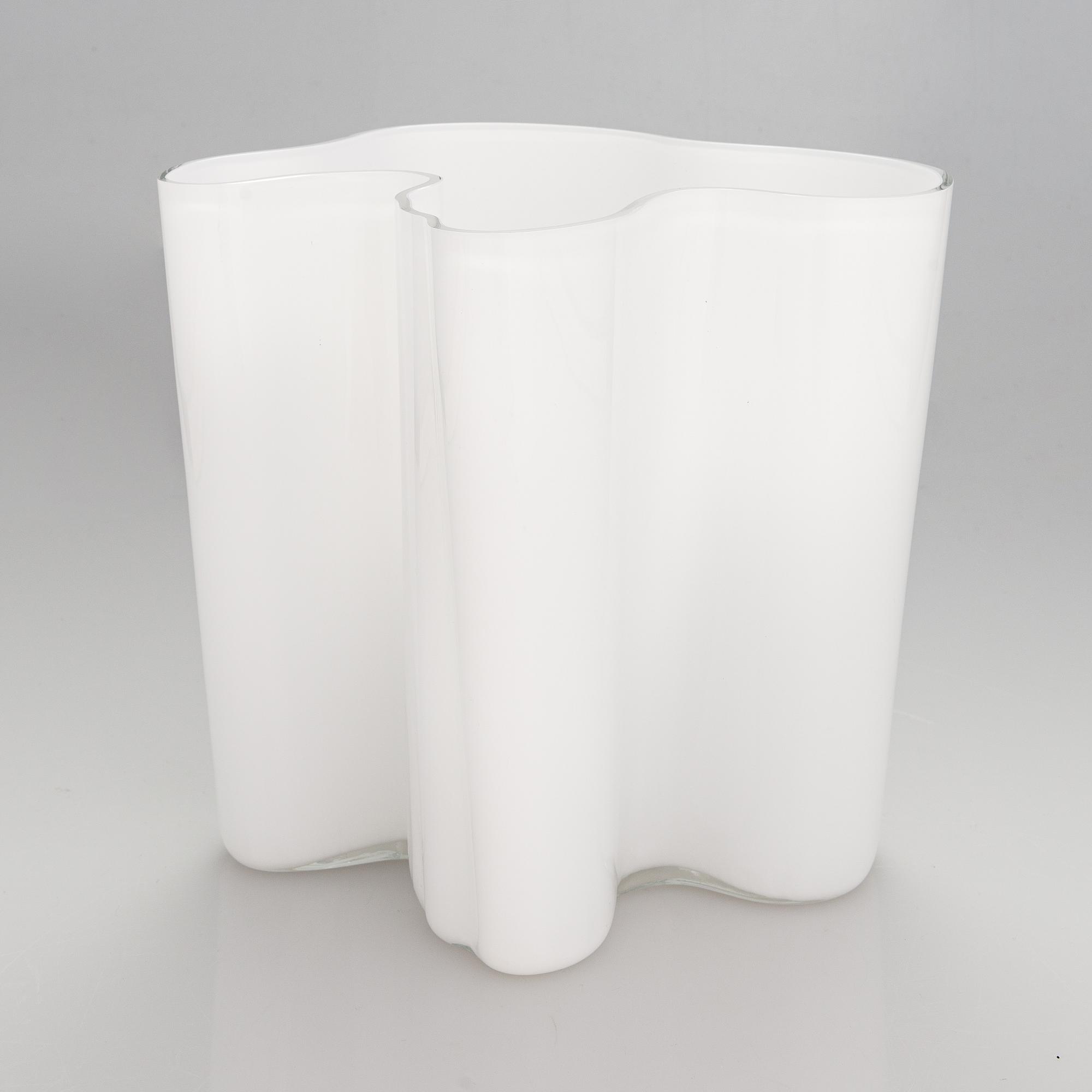 Alvar Aalto, Vase model 3031, signed Alvar Aalto.