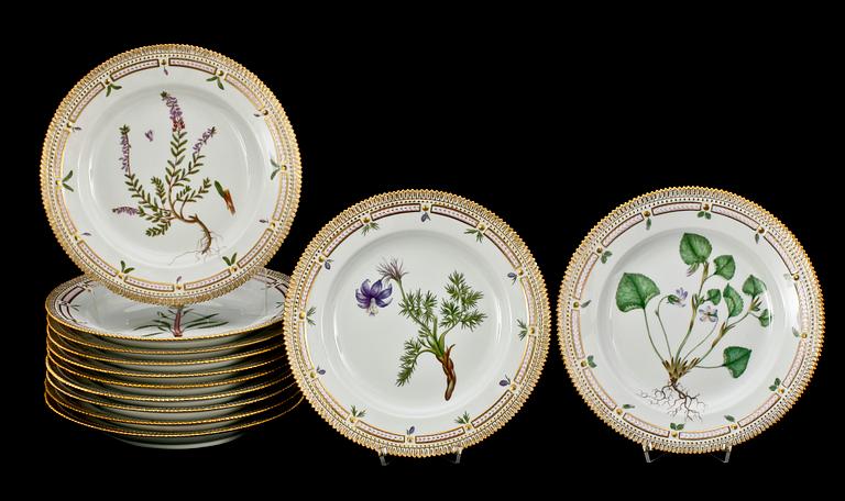 TALLRIKAR, 12 stycken, porslin. "Flora Danica", Kungl Dansk.