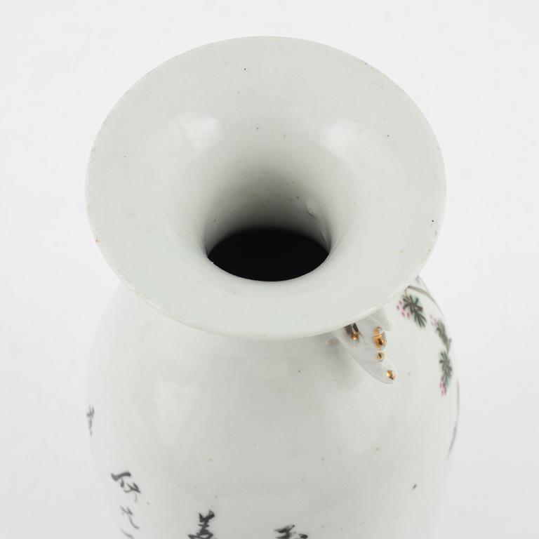 A porcleain vase, China, early 20th century.