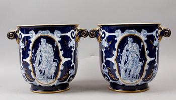 YTTERFODER, ett par, porslin. Meissenliknande märken, 1900-tal.