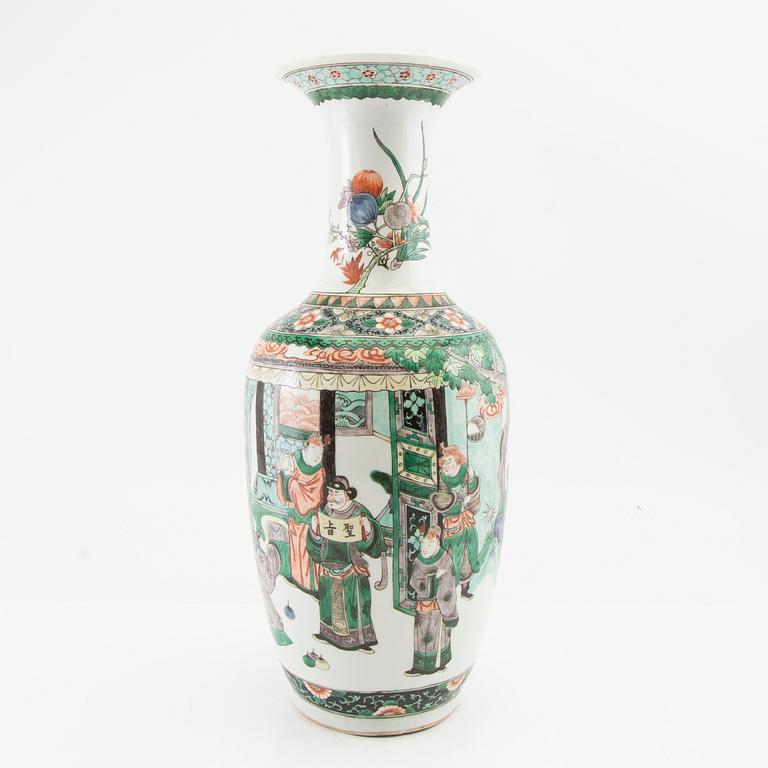 Porcelain vase, China 20th century.