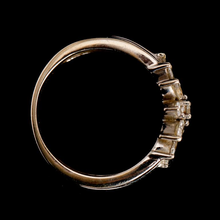 RING, 18 k vitguld, diamanter 0.62 ct enl gravyr. Total vikt ca 5 g.