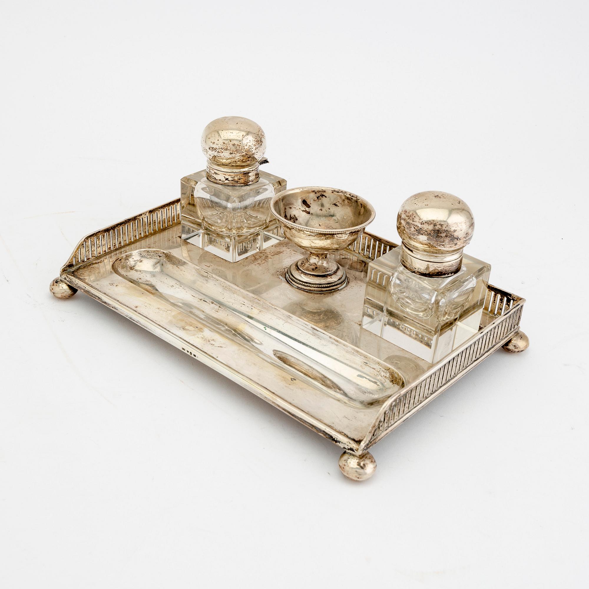A Swedish 20th century sivler desk stand mark of CG Hallberg Stockholm 1911, weight 626 grams (not including inkstands).