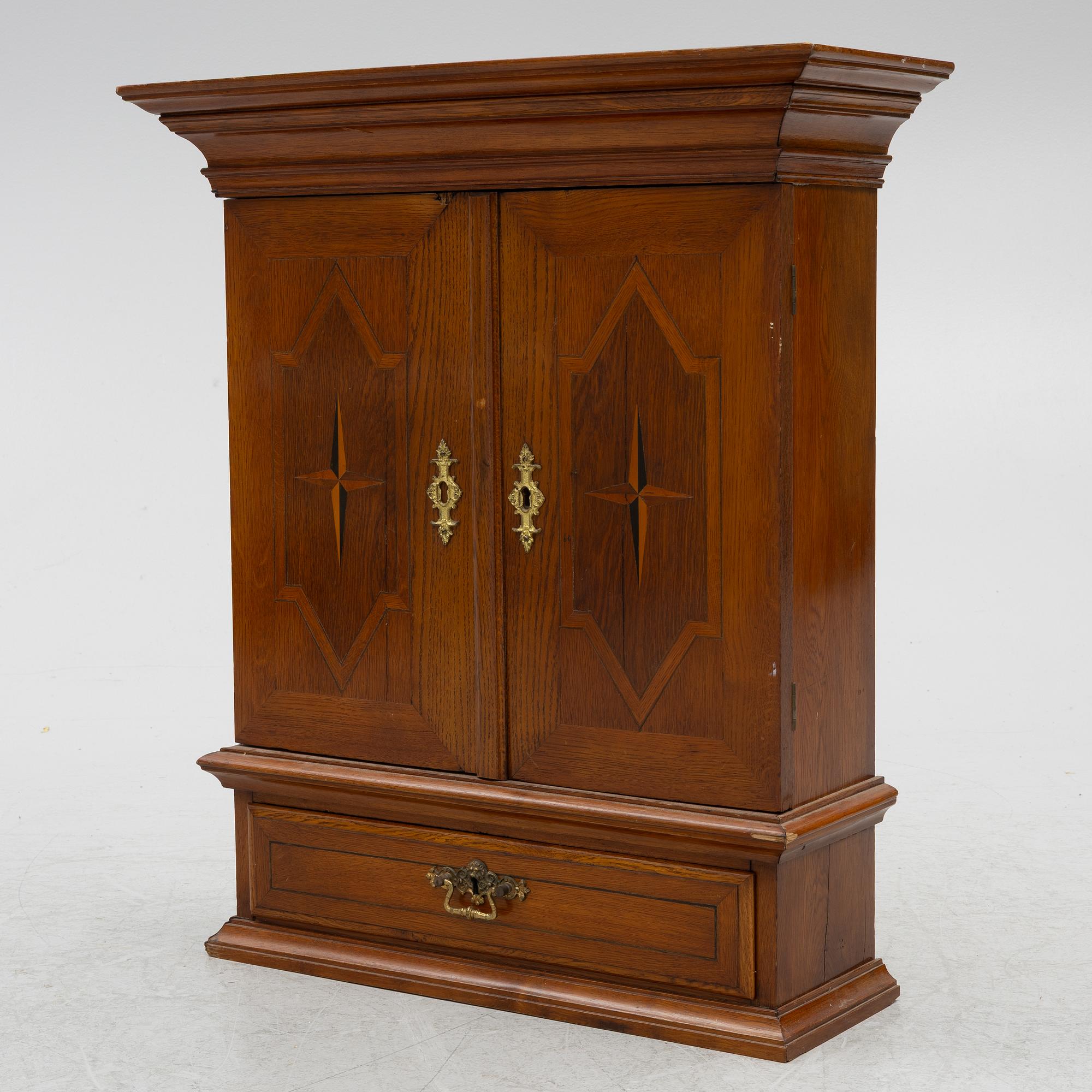 Hängskåp, barockstil, sent 1800-tal med äldre delar.
