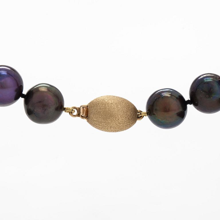 Helmet, viljellyt helmet, lukko 14K kultaa.