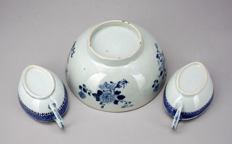 BÅLSKÅL samt ETT PAR SÅSSNIPOR, porslin, Kina. Troligen 1800-tal.