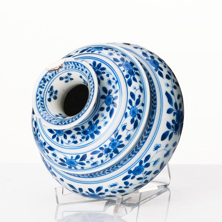 A blue and white vase, Qing dynasty, Kangxi (1662-1722).