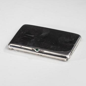 CIGARRETTETUI, silver med grön sten, Moskva, Ryssland ca 1910-20. Vikt 177,5 g.