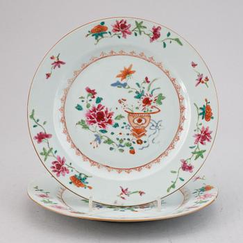 19 famille rose and imari export porcelain plates, Qing dynasty, Qianlong (1736-95).