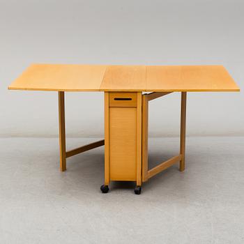 A gateleg table and 4 chairs, late 20th century.