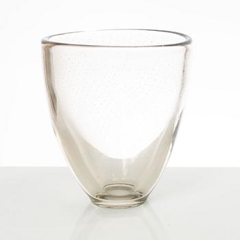 Gunnel Nyman, a glass vase, Nuutajärvi, Notsjö, Finland, 1947.