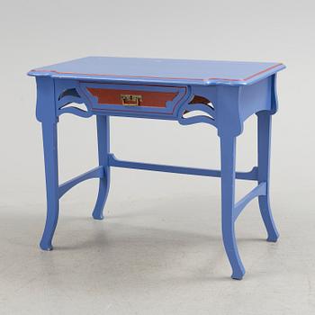 AN ART NOVEAU WRITING DESK.