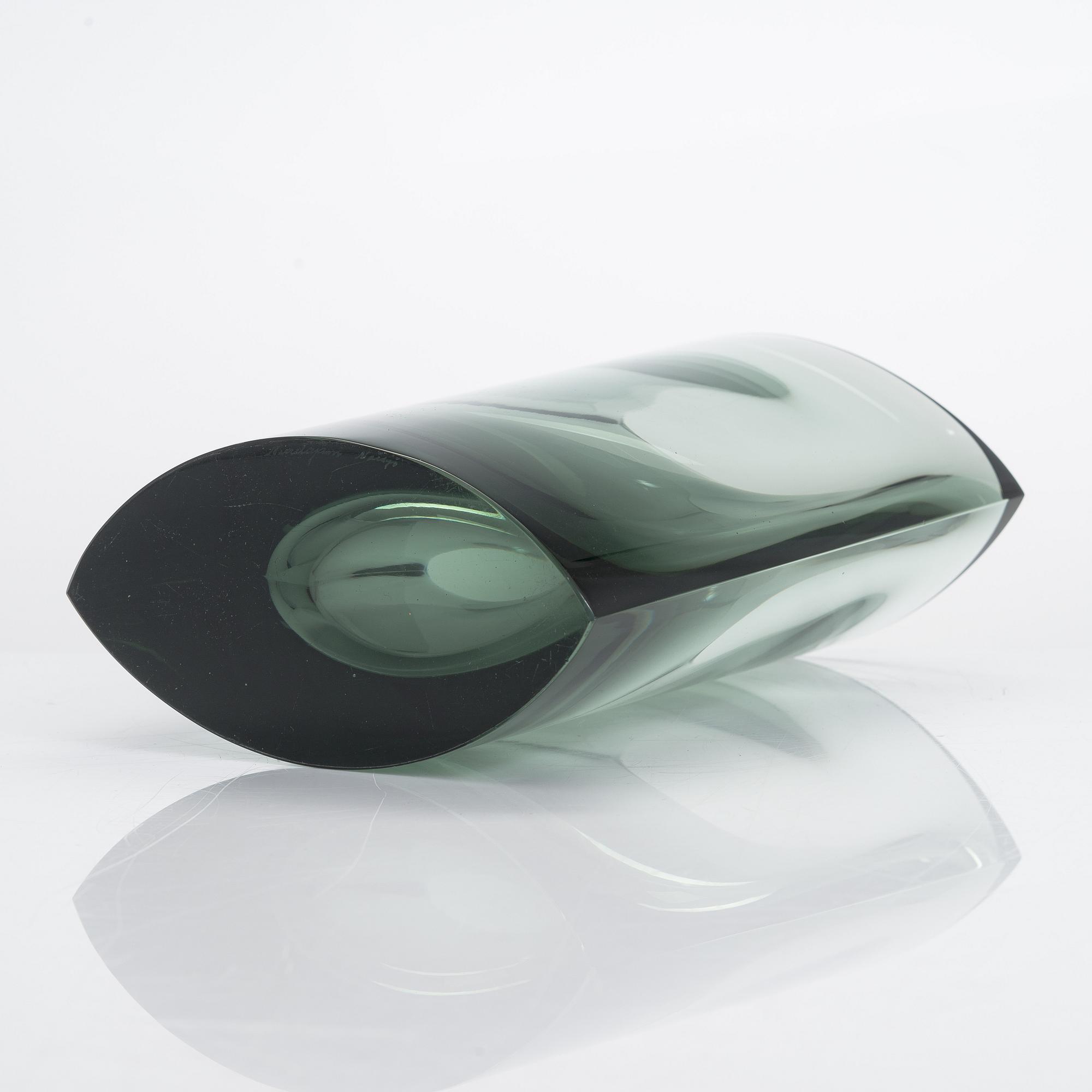 A green Kaj Franck glass vase model 407, signed Nuutajärvi Notsjö.