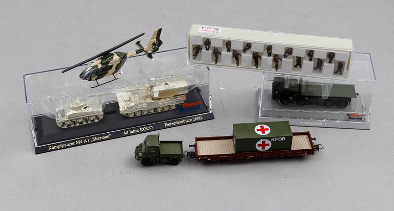 SAMLING MODELLER, 109 delar, "Minitanks", Roco, Österrike.