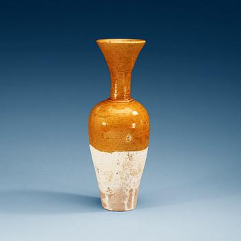 1627. A yellow glazed vase, Liao dynasty (907-1125).