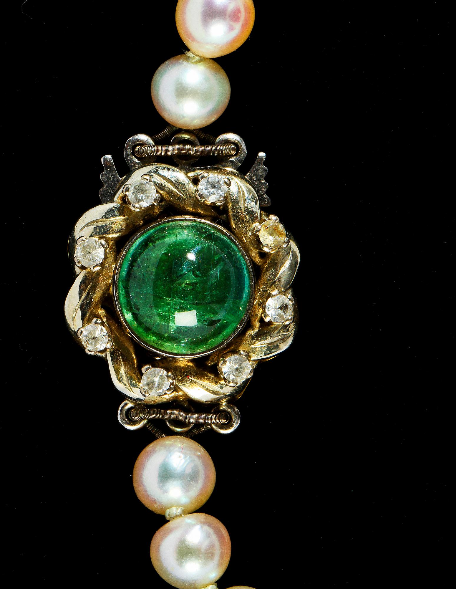 COLLIER, odlade pärlor 3,5 - 6 mm, LÅS i 18k vitguld med grön sten och åtta fasettslipade stenar.