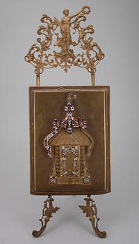 FOTOALBUM samt STÄLLNING, mässing, emaljerad dekor. Ryssland, 1900-talets början.