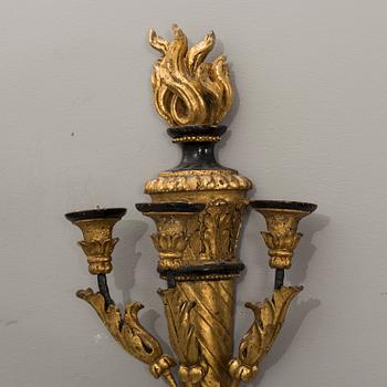 VÄGGLAMPETTER, ett par, för tre ljus, sekelskiftet 1800.