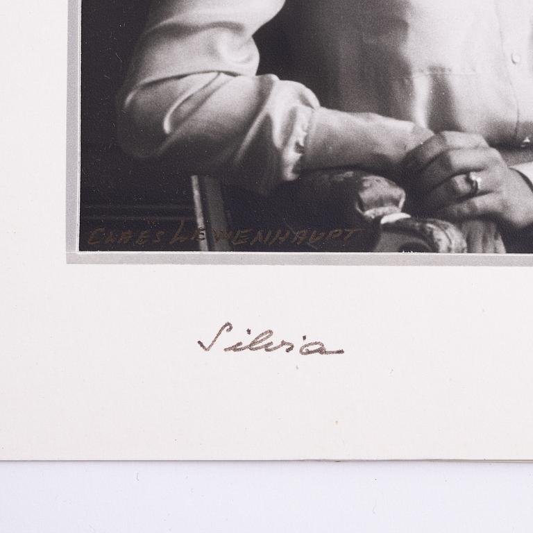 Royal photograph, King Carl XVI Gustaf och drottning Silvia, signed and dated 1977. Photo signed Claës Lewenhaupt.