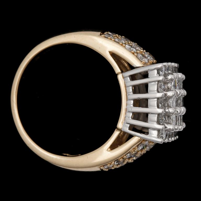 RING, 14k guld med princess-, baguett- och briljantslipade diamanter totalt ca 2.20 ct, 2000-tal. Vikt 8 g.