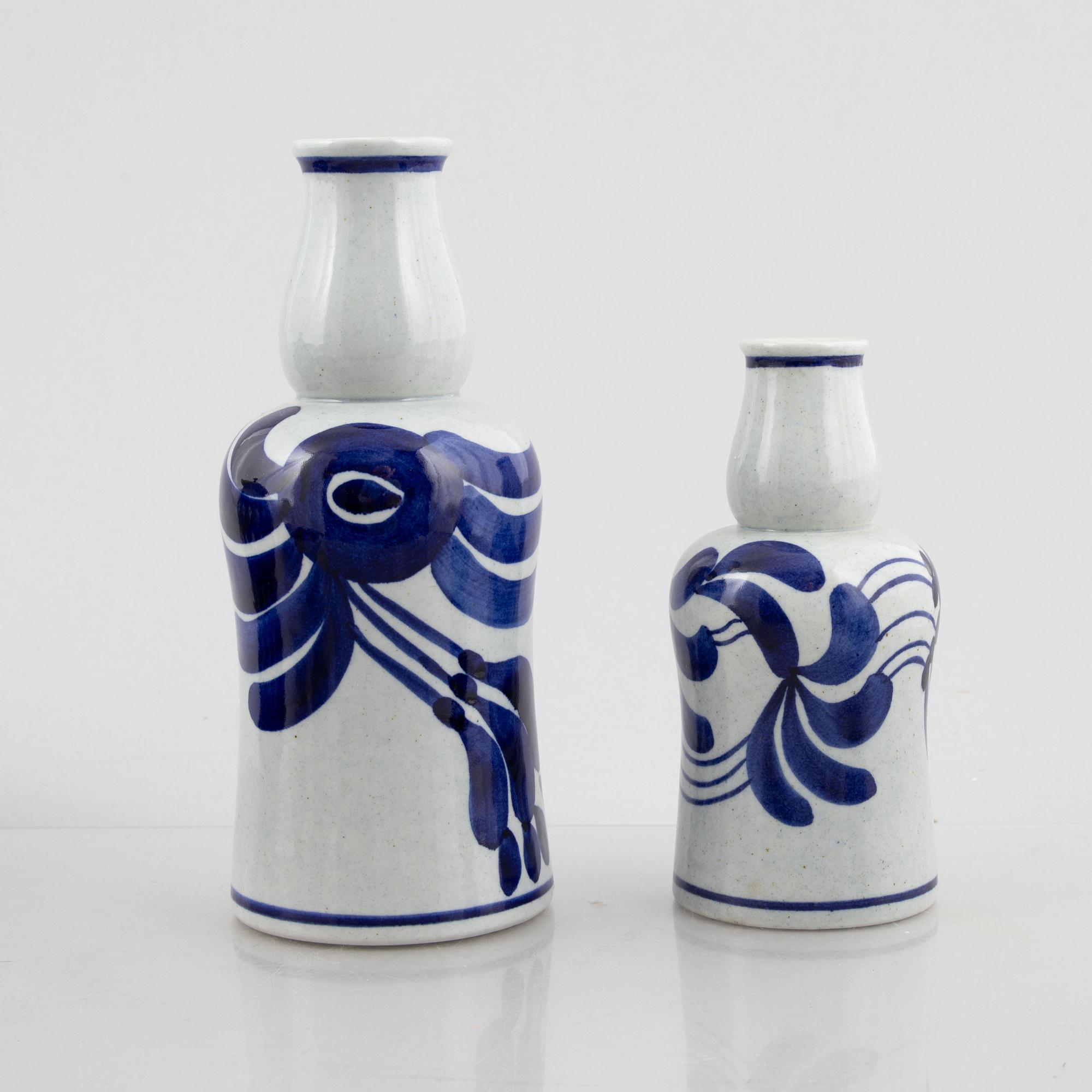 Lisa Larson, vaser, 2 st och skålar, ett par samt terrin med lock och skål med lock, stengods, Gustavsberg.