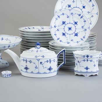 SERVISDELAR, 53 delar, porslin, "Musselmalet", Royal Copenhagen.