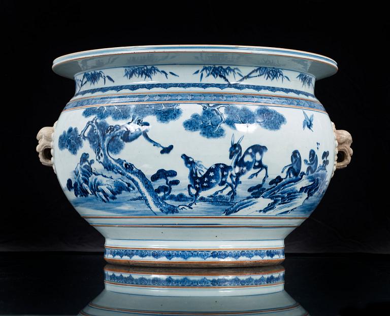 A large blue and white basin, Qing dynasty.