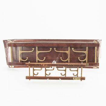 Klädhängare, ett par, "Dekorativ", Skoglunds metallgjuteri, Anderstorp, 1900-talets mitt.