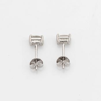 Örhängen med radiantslipade diamanter totalt 1,01 ct, med GIA dossier.