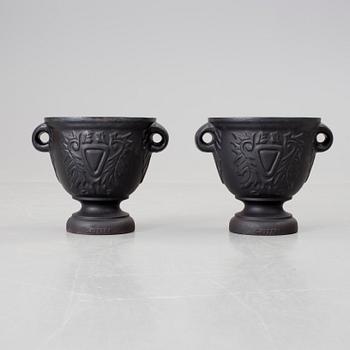 TRÄDGÅRDSURNOR, ett par, gjutjärn, Alunda järngjuteri, 19/2000-tal.